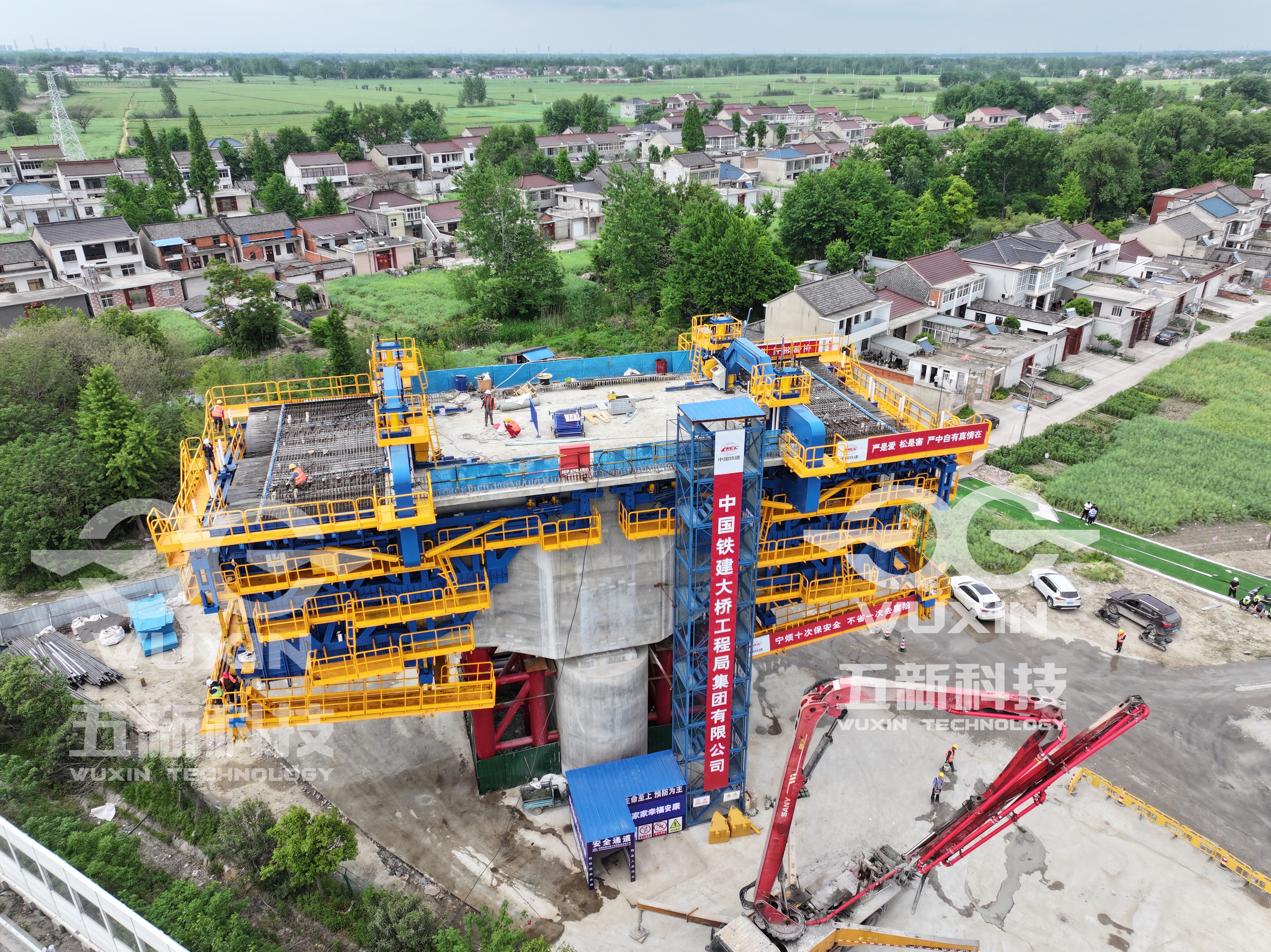 智能懸臂造橋機 —（中鐵建大橋局-北沿江高鐵跨京滬高速段）4.jpg