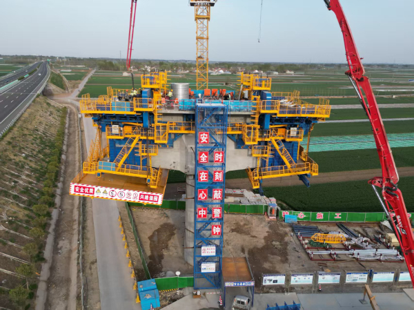 鳶都大地鏖戰酣:五新智能懸臂造橋機助力濰宿高鐵建設