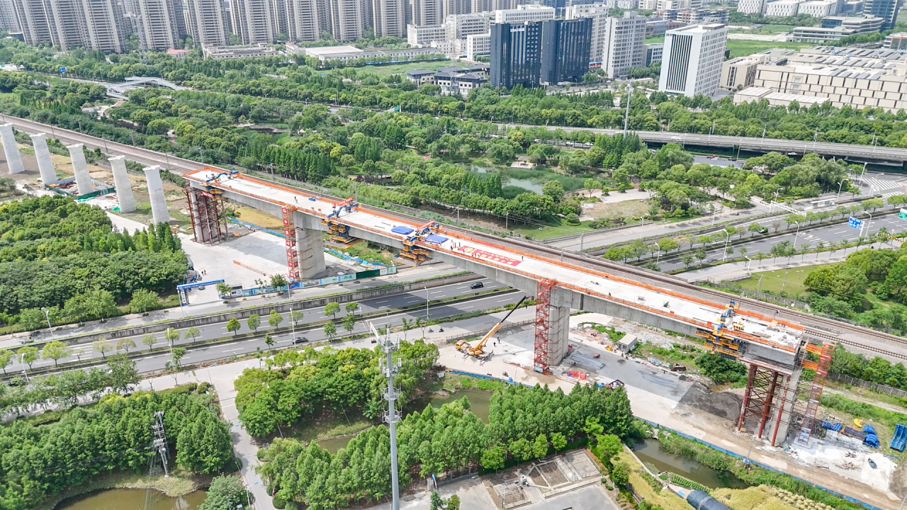 中鐵十局首臺(tái)智慧懸臂造橋機(jī)完成滬渝蓉高鐵建設(shè)首秀